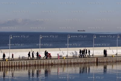 Tłum spacerujących na sopockim molo w drugi dzień...