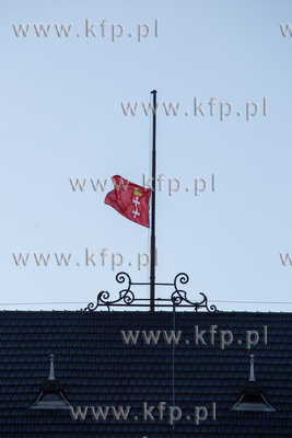 Opuszczona flaga z herbem Gdańska na Nowym Ratuszu...