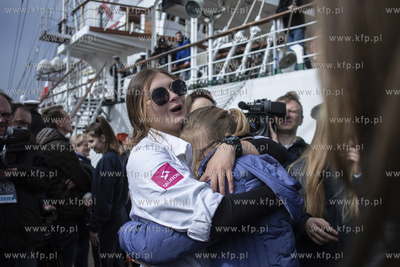 Powrót do portu w Gdyni żaglowca Dar Młodzieży...