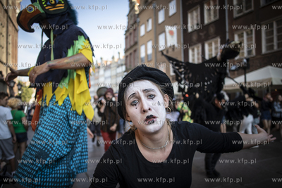 Parada Artystów w stylu Korkoro ulicami Długą i...