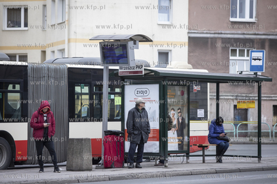 Patrol Straży Miejskiej na dworcu autobusowym Wrzeszcz...