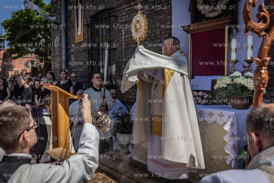 Gdańsk. Cenytralna procesja Bożego Ciała.  NZ abp...