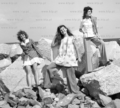 Pokaz mody na tle budowy Portu Polnocnego w Gdansku....