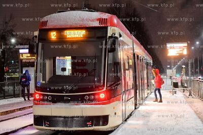 Zima w Gdańsku. Tramwaj Pesa Jazz Duo na przystanku...