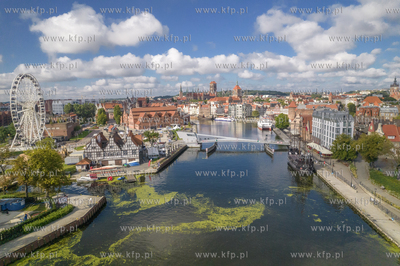 Panorama Gdańska widok na Motławę i kładkę zwodzoną....