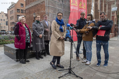 Plac przy pomniku Lecha Bądkowskiego. Konferencja...