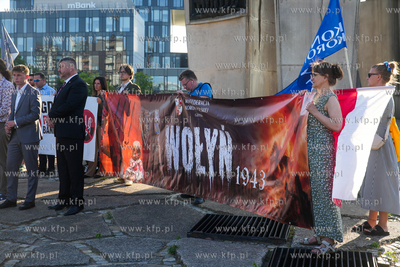 Gdańsk, Plac Solidarności. Demonstracja, pod hasłem...
