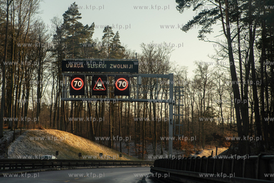 Gdynia. Estakada Kwiatkowskiego.  Nz. Świetlny znak...