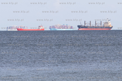 Sopot. Plaża. Nz. Kontenerowce na redzie Zatoki Gdańskiej....