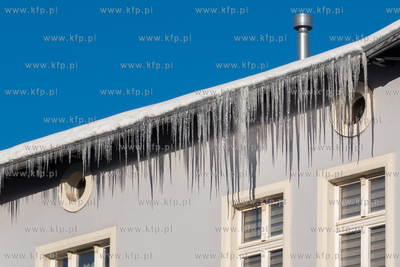 Sopot. Zwisające sople z dachu. 15.02.2026 / fot....