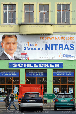 Rynek, Trzebiatow. Reklama wyborcza Slawomira Nitrasa...