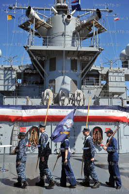Okrety 12 panstw uczestniczacych w miedzynarodowych...