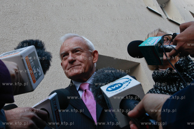 Gdynia. Wybory parlamentarne. Glosuje lech Leszek Miller...