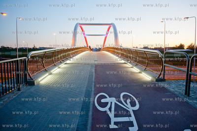 Gdansk. Nowo powstala, efektownie oswietlona kladka...