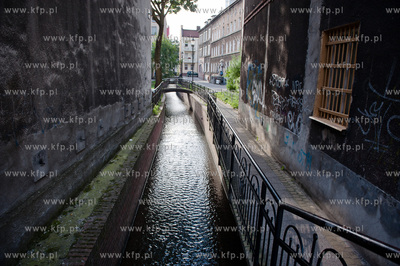 Gdansk. Wrzeszcz. Srumyk pomiedzy kamienicami na ulicy...