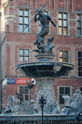 Gdansk. Zdemontowana czesc lewej reki fontanny Neptuna....