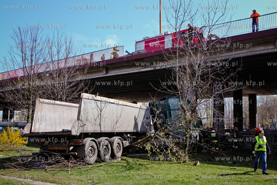 Gdynia. Wypadek auta ciezarowego z naczepa, ktore jadaca...