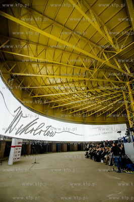 Gdansk. Byly zbiornik gazowy na terenie Polskiej Spolki...