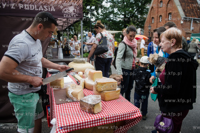 Gdansk. Plac przed siedziba Polskiego Zwiazku Wedkarskiego...