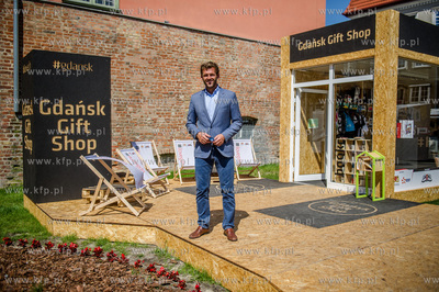 Gdansk. Skwer miedzy ulica Mariacka, a Sw. Ducha. Prezentacja...