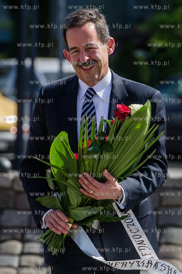 Plac Solidarnosci. Ambasador USA Stephen Mull sklada...