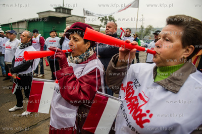 Gdynia. Pikieta zwiazkowcow NSZZ Solidarnosc przed...