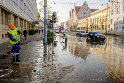 Gdansk. Awaria sieci wodociagowej na skrzyzowaniu ulic...