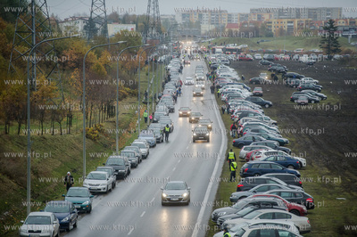 Gdańsk. Dzień Wszystkich Świętych. Nz aauta zaparkowane...