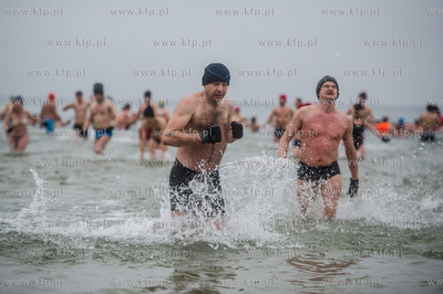 Plaża w Sopocie. Charytatywne morsowanie, w czasie...