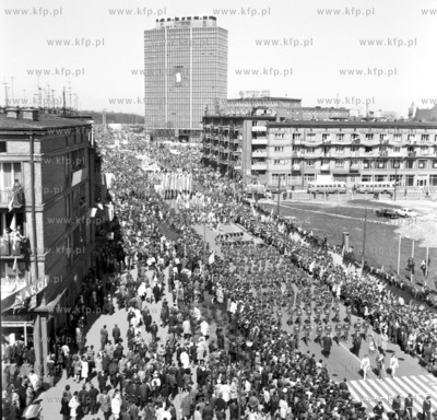 Pochod pierwszomajowy na ul. Rajskiej w Gdansku. 01.05.1971...