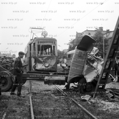 Zderzenie samochodu ciezarowego z tramwajem na al....