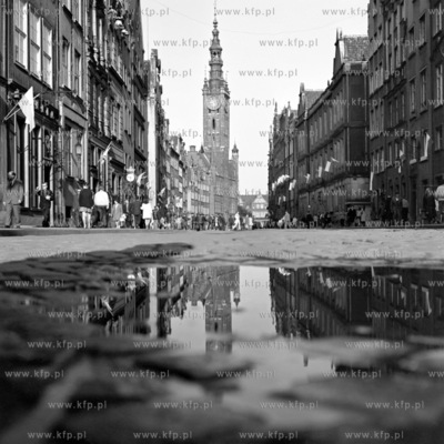 Ulica Długa w Gdańsku odbita w kałuży. 06.1971
0000531z_czerwiec1971_teczkaVII...