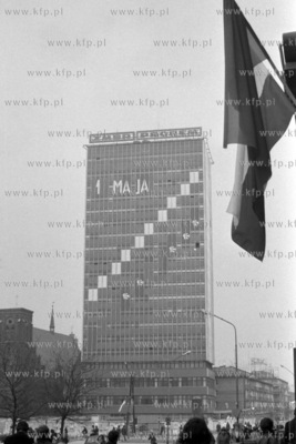 Transparent propagandowy z okazji święta 1 maja na...