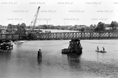 Budowa tymczasowej przeprawy przez Martwa Wisłe łączacą...