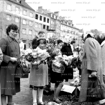 Handel kwiatami pod Halą Targową w Gdańsku. 1963...