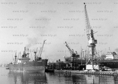 Statek Huta Sosnowiec cumuje przy nabrzeżu portu....