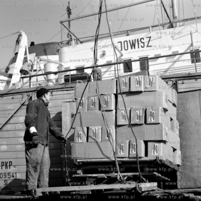 Załadunek na statek Jowisz przeznaczonych na eksport...