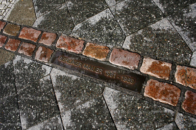 Berlin, Charlie Checkpoint. Linia biegnaca poprzez...