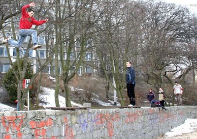 Uprawiajacy Le Parkour (swobodne bieganie)  mlodzi...