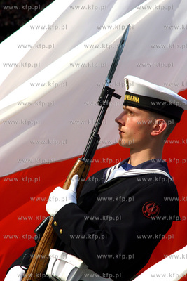 Zlozenie kwiatow i wiencow na plycie Marynarza Polskiego...