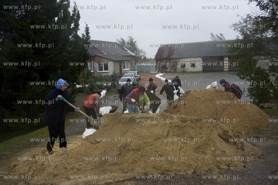 Obfite opady deszczu spowodowaly liczne podtopienia....