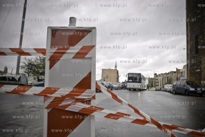 Przewalone ploty i wyrwane z korzeniami drzewa to skutek...