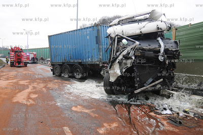 Gdynia. Z niewyjasnionych przyczyn samochod ciezarowy...