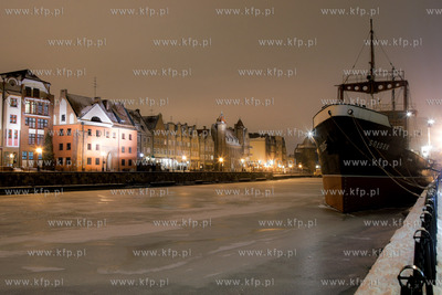 Zimowo - nocny Gdansk. Nz. zabytkowy statek muzeum,...