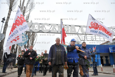 Stoczniowcy ze Stoczni Gdanskiej w holdzie tragicznie...