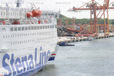 Przystan promowa Stena Line w Gdyni. Wychodzacy w podroz...