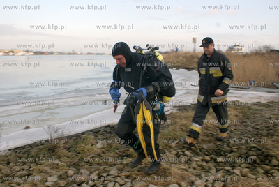 Akcja ratowania wedkarzy dryfujacych na krze w poblizu...