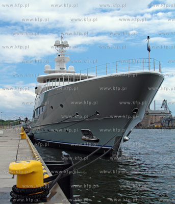 W gdanskim porcie, przy nabrzezu Obroncow Westerplatte,...