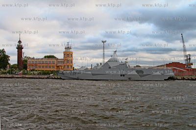 Do gdanskiego portu przypynal niecodzienny okręt HSwMS...