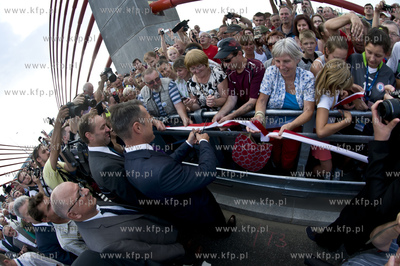 Otwarcie mostu w Kwidzynie. Nz. wstege przecinaja Minister...